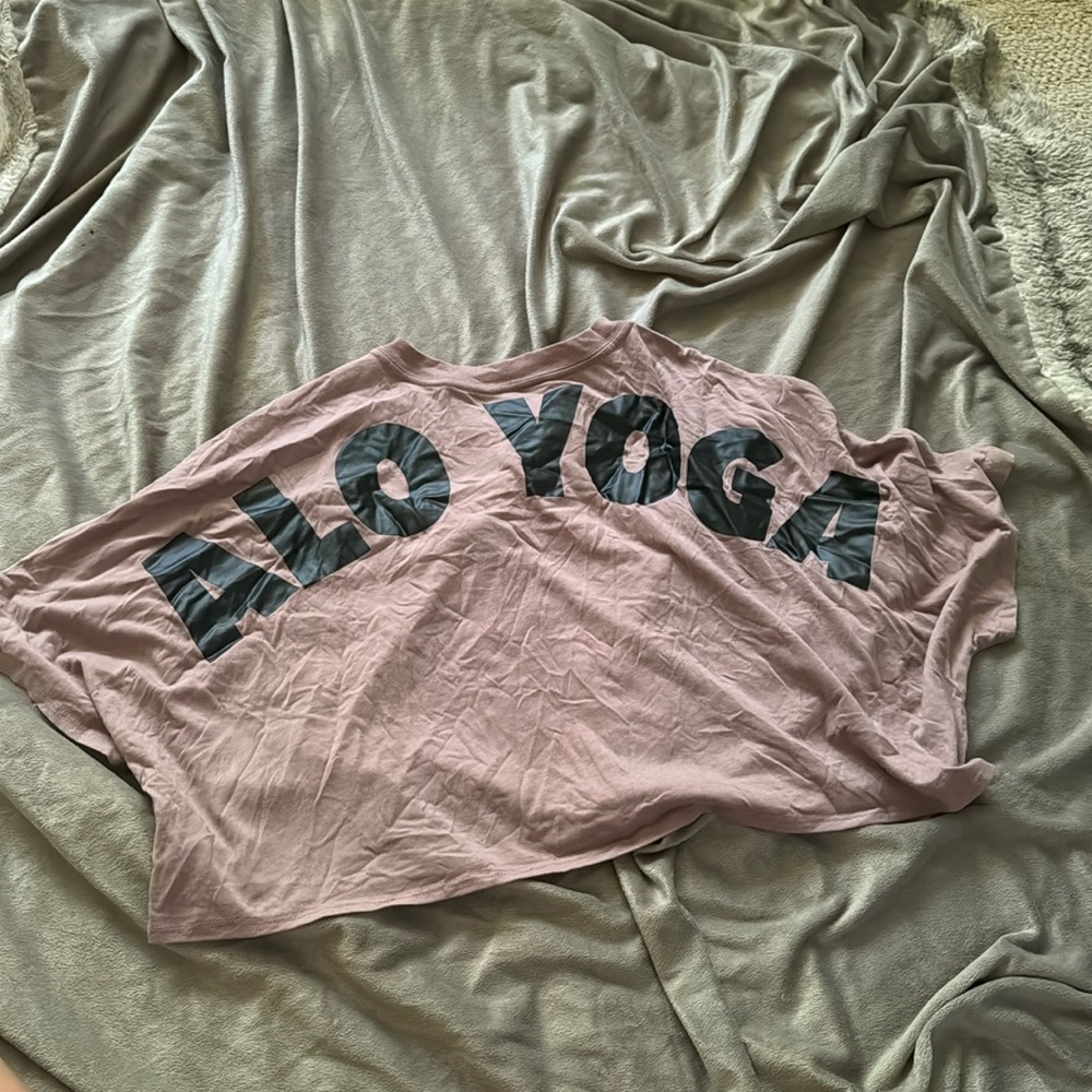 EUC Alo yoga logo crop tee